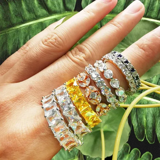 Anillo elegante de circonita cúbica de color amarillo claro con corte de diamante de plata de ley 925